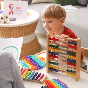Folyamatos készenlétben – hogyan maradhat egyensúlyban az autista gyermeket nevelő család?